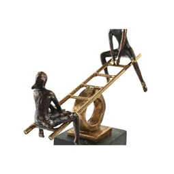 Figura emberek hintán 27x9x27,5 cm