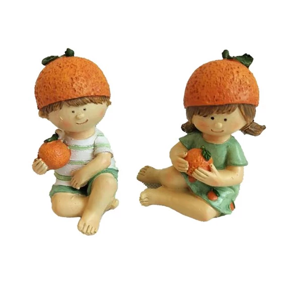 Fiú, lány narancssapkában, ülő 4x6x8 cm