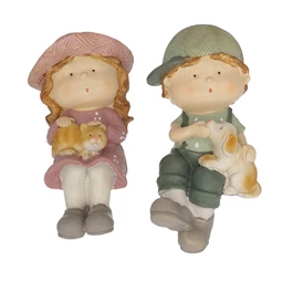 Gyerek fiú, lány cicával, kutyával ülő 10x8,5x15,5 cm 2 féle