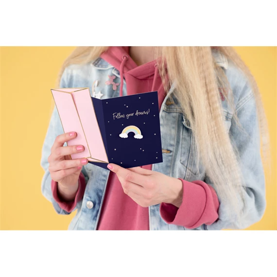 Kártya szivárvány alakú zománc kitűzővel, 10,5x14,8 cm